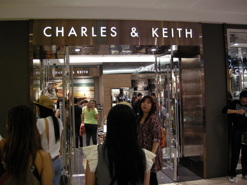����ҡ�����ҧ ��ҹ Orchard ��Ѻ �����ҧ�͡�͹��¤�Ѻ Charles and Keith ��ҹ���������ҡѹ���� ��繺͡����ҤҶ١�ҡ ������������Ҥ�Ѻ �Թ��ҹ
