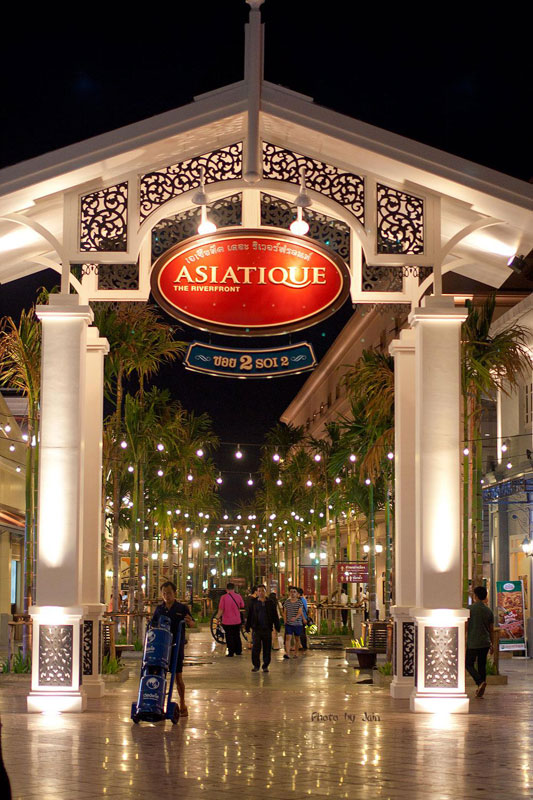 Asiatique The Riverfront
��ʶҹ����Դ����ͧ��ǡ�ا 

����Թ�ҧ�ҷ��������ͧ�ҧ��ͷҧ�����зҧ��� �·ҧ��ӷ�������������Ѻ�觨ҡ ʶҹ�ö俿�� BTS �ҡ�Թ��Ѻ ��зҧ������ҷҧ��ԭ��ا ������� ŧ�ҧ��ǹ����ѹ������ǡ�����ԭ��ا &nbsp;���ǹ�鶹���͹��ҧ᤺��Ѻ &nbsp;��м���ҷ��ʹö�ͧ�����㹻Ѩ�غѹ�����Ң���ջѭ�ҷ��ʹ���ͷ�����