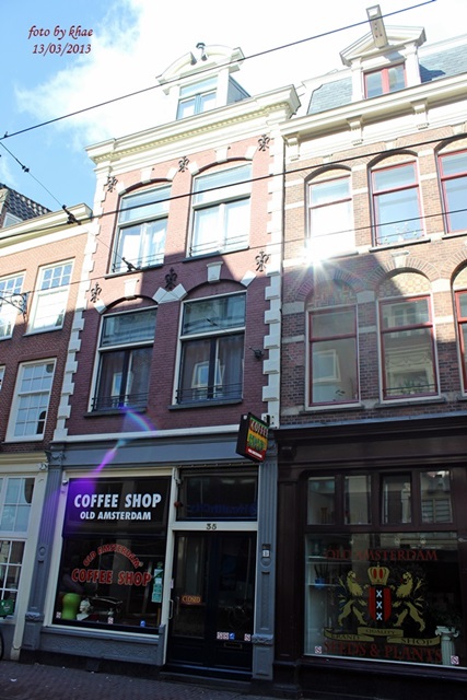 ร้านคอฟฟี่ชีอป  อย่าหลงเข้าไปสั่งกาแฟ เชียวน่ะค่ะ...

นี่คือร้านดูดกัญชา ที่ฮอลแลนด์เป็นประเทศแรกมั้ง ที่สามารถซื้อขายกัญชาในประมาณที่กำหนดไว้ได้ตามกฎหมาย  นักท่องเที่ยวที่ฮิตที่สุดคือ วัยรุ่นอังกฤษ ที่ข้ามฝั่งมาหาซื้อและดูดกัญชาที่นี่...