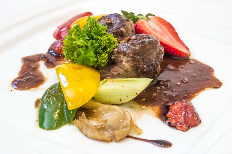 &nbsp; &nbsp; &nbsp; &nbsp; &nbsp; &nbsp; �ç����ҧ�ʹ�����෨ (Bangsaen Heritage Hotel) ��͹�Ѻ��͹��觤����ѡ ���¡�����������ҹ���س��Ф���������������ҧ�����آ�Ѻ &ldquo;Valentine Sweetie&rdquo; 2 ���������ҹ� ��Ш���͹��͹����Ҿѹ����з����س��зѺ�����������Ѻ��������پ���� �ٵ�੾�Тͧ��ͧ���������&nbsp;&nbsp;&nbsp;&nbsp;&nbsp;

&nbsp;

&nbsp;&nbsp;&nbsp;&nbsp;&nbsp;&nbsp;&nbsp;&nbsp;&nbsp;&ldquo;Strawberry Lover&rdquo; �͵�͹�Ѻ��͹��觤����ѡ���� &ldquo;�ȡ��ʵ��������&rdquo; ��ҹ��ӵ�ʹ�����͹�Ѻ���٤�������ҹ �����Ҩ��� ����ҧ���ʵ��������Ѻ�ѹ����ͺ, ͡��ͺ���ʵ������������쿡Ѻ�ѡ��ҧ ���ʵ������������ �繵� ���������ҹ��觢�鹡Ѻ����ͧ���������&ldquo;Strawberry Daiquiri ��� Strawberry Delight&rdquo;

&nbsp; &nbsp; &nbsp; &nbsp;&nbsp;&ldquo;Valentine's Set Dinner&rdquo; ������������ѡ�����������Ѻ �Թ�������;������ѹ���Ź䷹� 14 ����Ҿѹ�� ��� �Ѻ ૵����������ش����� ����ѧ��ä������س�����ͧ㹤�Ӥ׹�ش�ʹ������ԡ&nbsp;�������� �ͧ��ѭ���������Ѻ�س��Ф���ѡ !!

�����������´&nbsp;���Ѿ��(038) 399-899

���ͤ�ԡ价�� www.bs-heritagehotel.com ���� facebook.com/thetideresort ��� Instagram:bangsaenhotels&nbsp; &nbsp; &nbsp; &nbsp; &nbsp; &nbsp; &nbsp;

���Ź䷹��� ��ͧ���仫�˹������� ������ҧ�ʹ��ҧ !!!! ����&nbsp;
